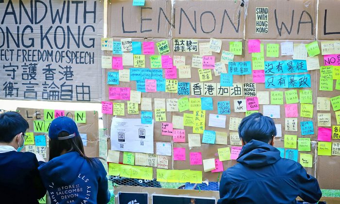La gente publica notas en un Lennon Wall improvisado para apoyar el movimiento democrático de Hong Kong en la Universidad de Queensland en Brisbane, Australia, el 9 de agosto de 2019. (Patrick Hamilton/AFP/Getty Images)