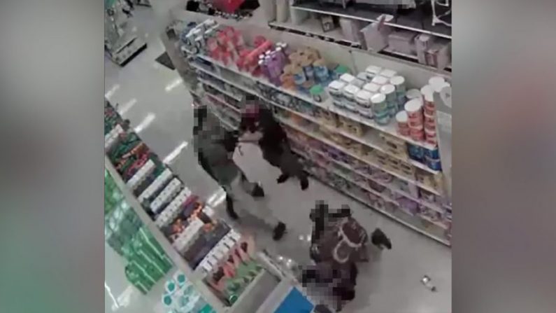Una imagen fija del video de vigilancia proporcionado por el LAPD muestra una pelea entre compradores y un guardia de seguridad en una tienda de Target en la ciudad de Van Nuys, California, el 1 de mayo de 2020. (Video de vigilancia a través del LAPD)