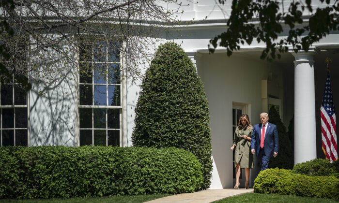 El presidente Donald Trump y la primera dama Melania Trump salen de la Oficina Oval cuando llegan para participar en una ceremonia de plantación de árboles en reconocimiento del Día de la Tierra y el Día del Árbol en el Césped Sur de la Casa Blanca el 22 de abril de 2020. (Drew Angerer / Getty Images )
