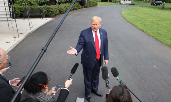 El presidente Donald Trump habla con los periodistas en el jardín sur mientras sale de la Casa Blanca hacia Camp David, en Washington, DC, el 1 de mayo de 2020. (Chip Somodevilla/Getty Images)