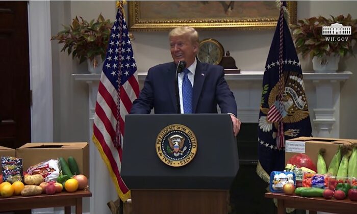 El presidente Donald Trump ofrece comentarios sobre el apoyo a los agricultores, los ganaderos y la cadena de suministro de alimentos, en la Casa Blanca, el 19 de mayo de 2020. (Captura de pantalla vía la Casa Blanca/YouTube)
 

