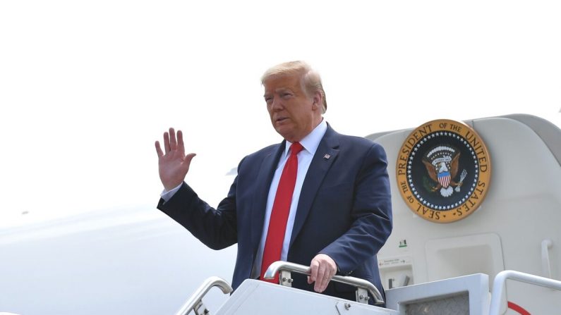 El presidente Donald Trump baja del Air Force One a su llegada al aeropuerto internacional de Lehigh Valley en Allentown, Pensilvania, el 14 de mayo de 2020. (Mandel Ngan/AFP a través de Getty Images)