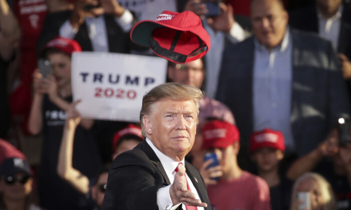 El presidente Donald Trump lanza una gorra a la multitud cuando llega a un mitin de campaña en Montoursville, Pa., el 20 de mayo de 2019. (Drew Angerer/Getty Images)