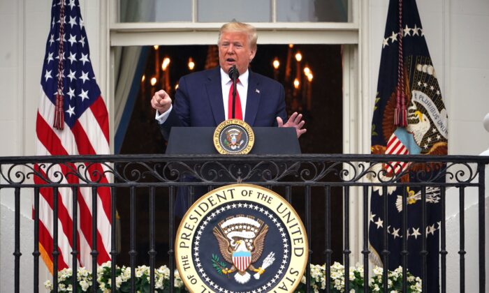 El presidente Donald Trump habla desde el Balcón Truman en La Casa Blanca en Washington, el 22 de mayo de 2020. (Mandel Ngan/AFP via Getty Images)