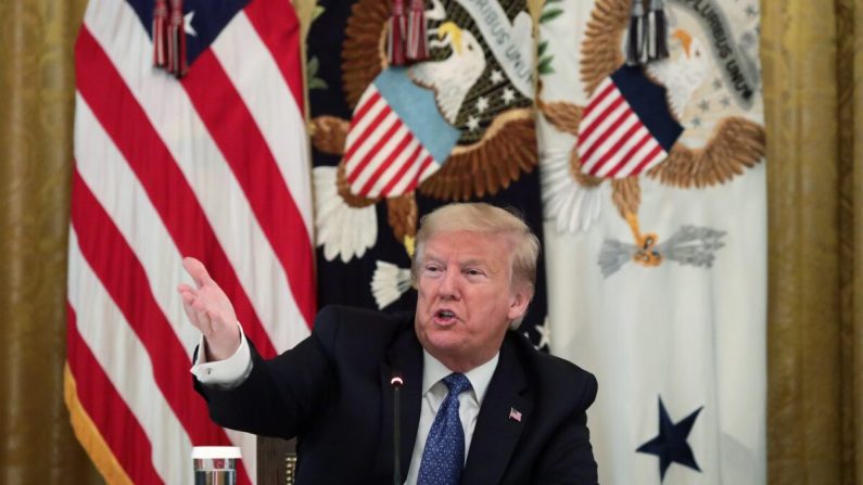El presidente Donald Trump habla durante una reunión con su gabinete en la Sala Este de la Casa Blanca el 19 de mayo de 2020. (Alex Wong/Getty Images)