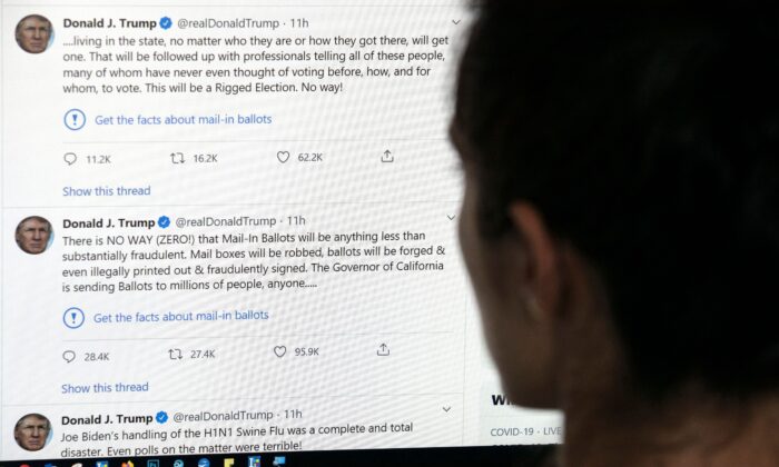 Esta foto ilustrativa muestra a un editor en Los Ángeles mirando la cuenta oficial de Twitter del presidente, Donald Trump, el 26 de mayo de 2020. (AFP a través de Getty Images)
