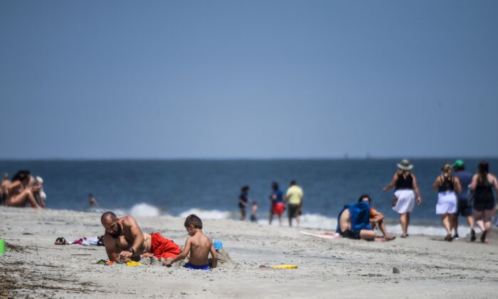 La gente se relaja en la playa durante la pandemia del virus PCCh, en Tybee Island, Georgia, el 25 de abril de 2020. (Chandan Khanna/AFP/Getty Images)
 
