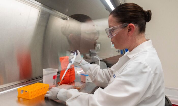 Una científica analiza muestras de proteínas en los laboratorios Novavax, uno de los laboratorios que desarrolla una vacuna contra el virus del PCCh, en Rockville, Maryland, el 20 de marzo de 2020. (Andrew Caballero-Reynolds/AFP a través de Getty Images)
