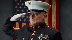 “El marine que saluda” honra a los veteranos en el Día de la Recordación