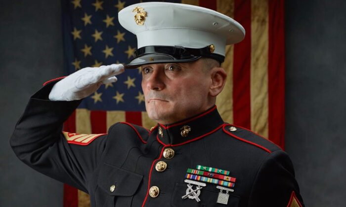 Sargento veterano de la Marina de Guerra de Estados Unidos, Tim Chambers, también conocido como "el marine que saluda". (Cortesía de The Saluting Marine vía Facebook)