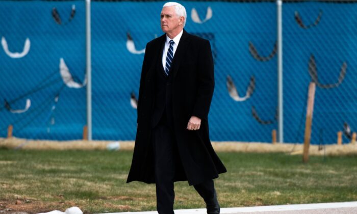 El vicepresidente Mike Pence sube al escenario para dar un discurso de apertura en la Academia de la Fuerza Aérea en Colorado Springs, Colorado, el 18 de abril de 2020. (Michael Ciaglo/Getty Images)