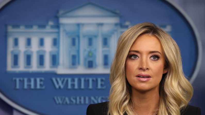 La secretaria de prensa de la Casa Blanca, Kayleigh McEnany, celebra su primera conferencia de prensa ante cámaras en la Sala de prensa James Brady en la Casa Blanca en Washington el 1 de mayo de 2020. (Chip Somodevilla/Getty Images)