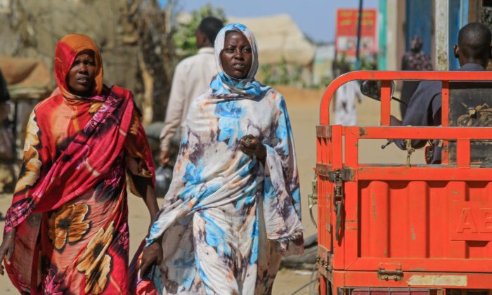 Mujeres sudanesas caminan hacia un mercado en el campamento de Abu Shouk, a casi 20 kilómetros al norte de El-Fasher, la capital del estado de Darfur del Norte, el 5 de noviembre de 2019. (Ashraf Shazly/AFP a través de Getty Images)