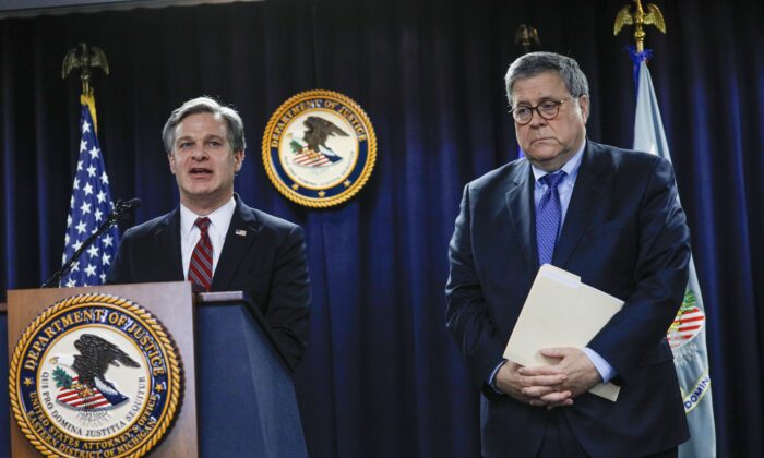 El Fiscal General William Barr (R) escucha al Director del FBI Christopher Wray (L) en Detroit, Mich., el 18 de diciembre de 2019. (Bill Pugliano/Getty Images)