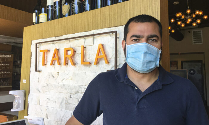Yusuf Topal abre el Tarla Mediterranean Bar and Grill en Napa, California, con servicio completo el 23 de mayo de 2020. (Ilene Eng/The Epoch Times)