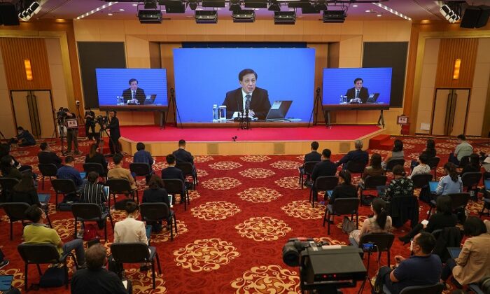 El portavoz del Congreso Nacional del Pueblo, Zhang Yesui, ubicado en el Gran Salón del Pueblo, anuncia la nueva Ley de Seguridad Nacional durante una vídeo conferencia de prensa en Beijing, el 21 de mayo de 2020. (Andrea Verdelli/Getty Images)
 
