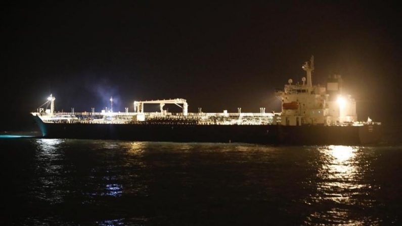 Fotografía cedida por el Ministerio de Comunicación e Información (MinCI) de Venezuela muestra el buque iraní "Fortune" en la madrugada del 25 de mayo de 2020, en las costa de Puerto Cabello (Venezuela). EFE/ MinCi 