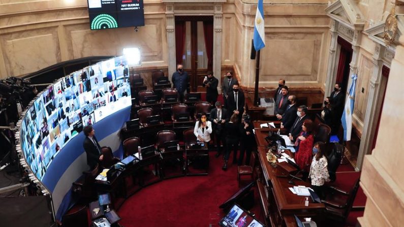 AME9565. BUENOS AIRES (ARGENTINA), 13/05/2020.- El Senado de la Nación Argentina realiza este miércoles la primera sesión virtual de su historia, encabezada por la presidenta de dicha cámara y vicepresidenta del país, Cristina Fernández de Kirchner, en Buenos Aires (Argentina). EFE/Juan Ignacio Roncoroni
