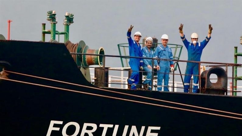 Fotografía cedida por el Ministerio de Comunicación e Información (MinCI) de trabajadores saludando desde el buque iraní "Fortune", el 25 de mayo de 2020, en Puerto Cabello (Venezuela). EFE/MinCI