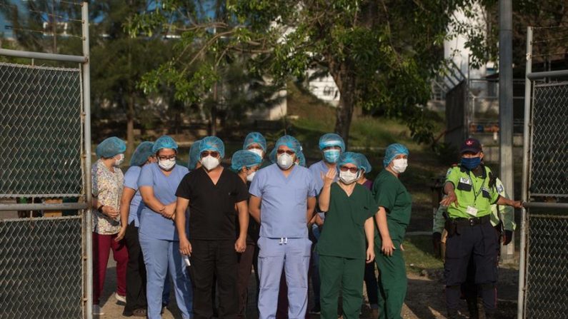 El personal de salud del Hospital Nacional de Villa Nueva se paran frente a la entrada para dar una conferencia a periodistas y mostrar su inconformidad este lunes, en Villa Nueva (Guatemala). EFE/ Esteban Biba
