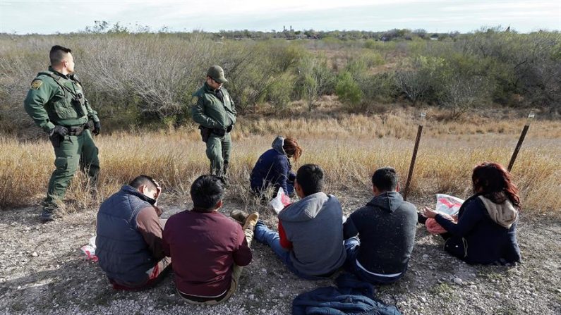 Los agentes de la Patrulla Fronteriza de los Estados Unidos procesan a personas sospechosas de cruzar el Río Grande para ingresar ilegalmente a los Estados Unidos saltando al río cerca de McAllen, en Texas (EE.UU.). EFE/Larry W. Smith/Archivo

