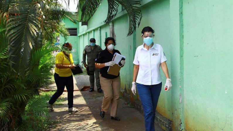 Fiscales de derechos humanos y personal de salud pública ingresan al asilo de ancianos Perpetuo Socorro en San Pedro Sula, donde se confirmaron 16 adultos mayores y 7 empleados como casos positivos por Covid-19 en el norte de Honduras hoy, jueves 14 de mayo de 2020. EFE/José Valle
