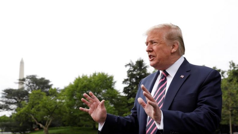 El Presidente de los Estados Unidos, Donald J. Trump, habla con los medios de comunicación en el jardín sur de la Casa Blanca, en Washington DC, antes de su partida a Phoenix (Arizona, EE.UU.). EFE/Yuri Gripas
