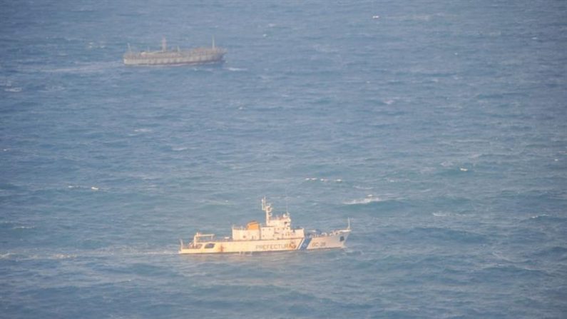 BUENOS AIRES (ARGENTINA), 13/05/2020.- Fotografía cedida por la Prefectura Naval Argentina que muestra uno de sus navíos escoltando a un buque chino en aguas nacionales argentinas. La Prefectura Naval Argentina informó este miércoles de la persecución a un buque "infractor" chino que pescaba en la Zona Económica Exclusiva del país (ZEEA), que se saldó con un acuerdo para escoltarlo a tierra, donde pasará "a disposición de las autoridades competentes". EFE/ Prefectura Naval Argentina 