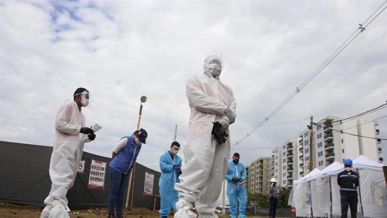 Funcionarios de la Alcaldía de Cali durante una visita de control de protocolos sanitarios en una zona de construcción de apartamentos, en Cali (Colombia). EFE/ Ernesto Guzmán Jr
