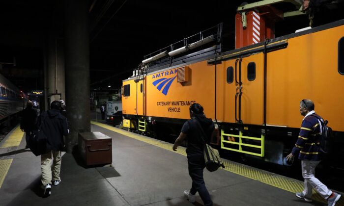 Pasajeros descienden de un tren en la Union Station de Washington el 9 de abril de 2020. (Rob Carr/Getty Images)