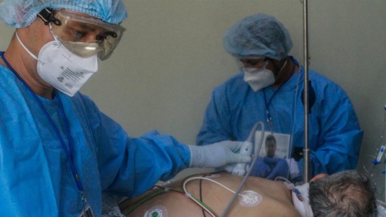 En la imagen ilustrativa, médicos revisan a un paciente con COVID-19 para evaluar la condiciones de sus pulmones, en el Hospital Ángeles, en la ciudad de Tijuana, estado de Baja California (México). EFE/Joebeth Terriquez/Archivo
