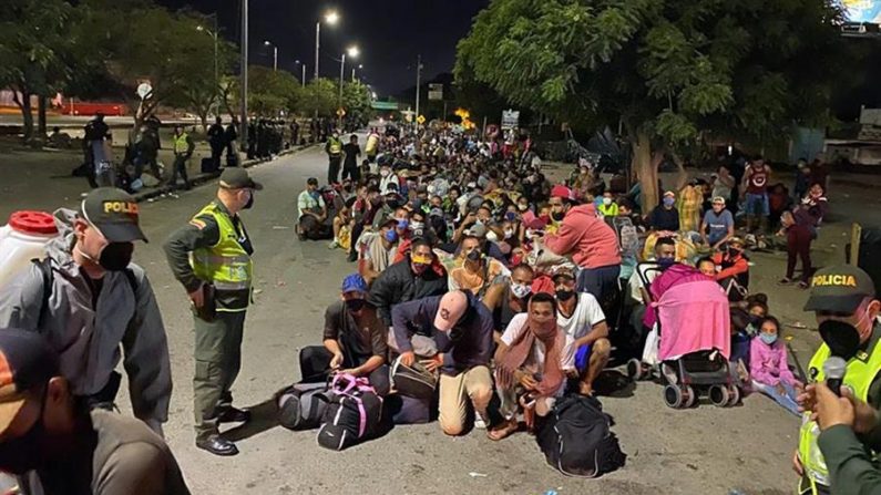 Fotografía cedida por la Secretaría de Frontera y Cooperación Internacional de ciudadanos venezolanos haciendo fila para cruzar a su país el 31 de mayo de 2020 en Cúcuta (Colombia). EFE/ Secretaría de Frontera y Cooperación Internacional 