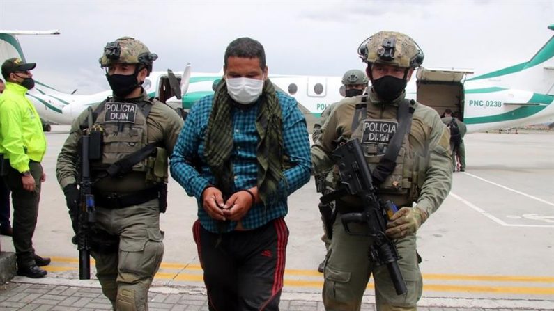 Fotografía cedida por la Dirección de Investigación Criminal e INTERPOL o DIJIN de la Policía de Colombia, del disidente de las FARC alias "Korea" (c) el 8 de mayo de 2020, en Bogotá, Colombia. (Policía Dijin Colombia/EFE)