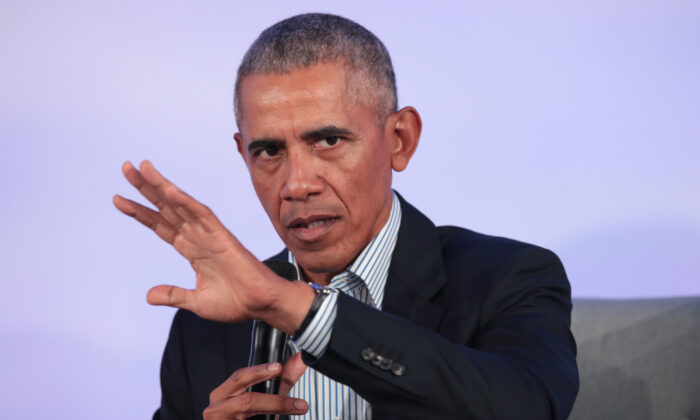 El expresidente Barack Obama habla a sus invitados en la Cumbre de la Fundación Obama en el campus del Instituto de Tecnología de Illinois en Chicago, Illinois, el 29 de octubre de 2019. (Scott Olson/Getty Images)