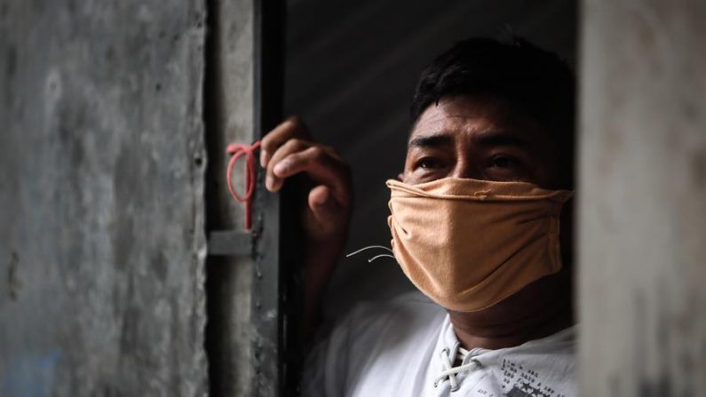 AME7727. BUENOS AIRES (ARGENTINA), 05/05/2020.- Un hombre es visto con tapabocas en el interior del barrio Villa 31 hoy martes, luego del crecimiento de los casos detectados de COVID-19 en barrios populares de la ciudad de Buenos Aires (Argentina). EFE/Juan Ignacio Roncoroni
