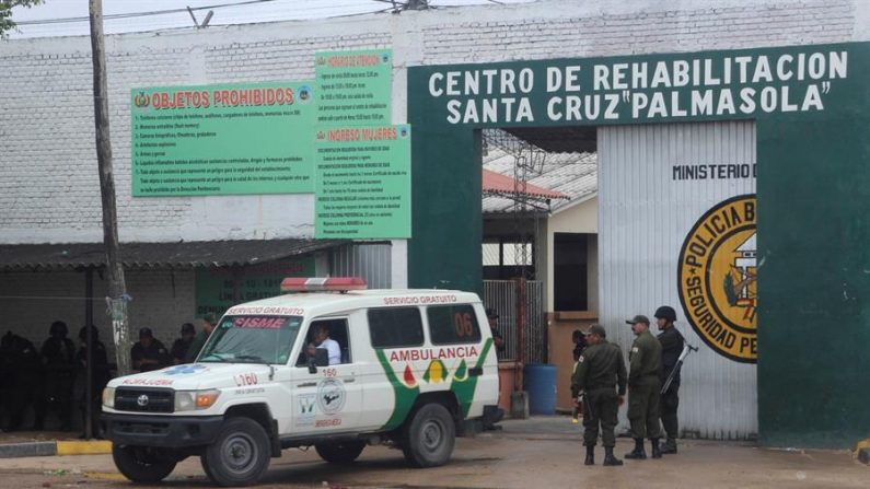 Una ambulancia sale de la cárcel de Palmasola, en Santa Cruz (Bolivia). EFE/STRINGER/Archivo