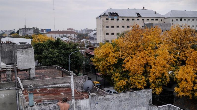 BUENOS AIRES (ARGENTINA), 24/04/2020.- Un vecino mira desde su casa como internos de la cárcel de Villa Devoto realizan un motín pidiendo medidas de seguridad por el COVID-19, en Buenos Aires. EFE/Juan Ignacio Roncoroni
