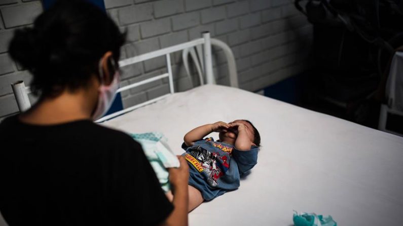 Una mujer fue registrada con su bebé en el centro de acogida para mujeres maltratadas "Casa de la Mujer", durante el estado de emergencia por COVID-19, en Lima (Perú). EFE/Sergi Rugrand
