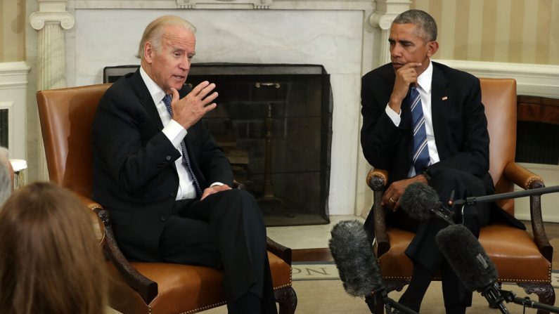 El entonces vicepresidente Joseph Biden (izquierda) habla mientras el presidente Barack Obama escucha en Washington el 17 de octubre de 2016. (Alex Wong/Getty Images)