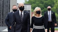 Biden viste una mascarilla en una rara aparición pública el Día de la Recordación