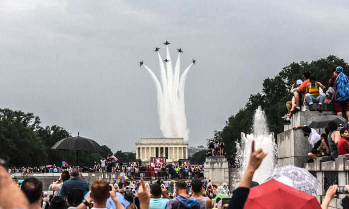 Los Blue Angels (seis F-18) vuelan por encima de la gente que se reúne en el National Mall para el evento "Saludo a América" del cuatro de julio con el presidente Donald Trump en el Monumento a Lincoln en Washington, el 4 de julio de 2019. (Stephanie Keith/Getty Images)