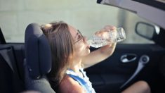 Mantener una botella de agua en su automóvil puede causar un accidente, aquí le explicamos por qué