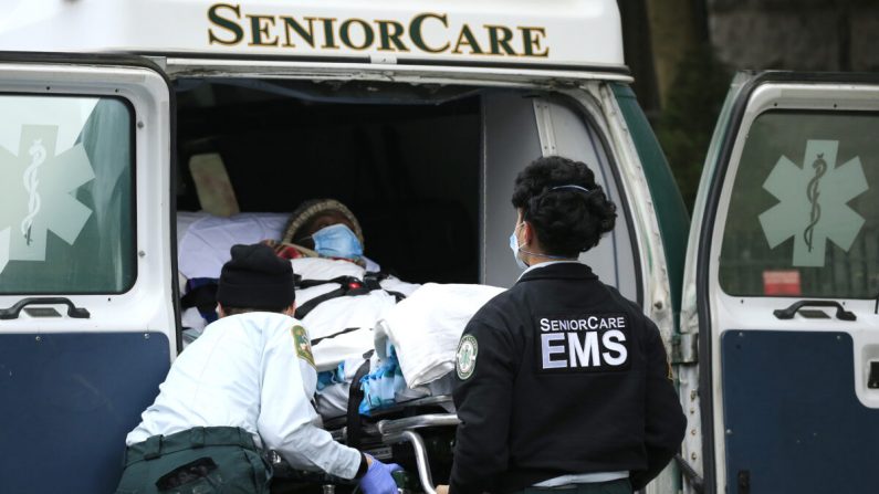 Trabajadores del Servicio de Emergencia Médica descargan a un paciente de su ambulancia en el Centro de Salud de Cobble Hill en Nueva York, el 18 de abril de 2020. (Justin Heiman/Getty Images)