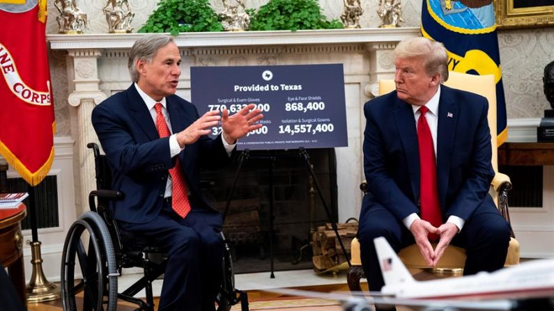 El presidente de los Estados Unidos, Donald J. Trump (der.), habla mientras se reúne con el gobernador de Texas Greg Abbott (izq.) en el Despacho Oval de la Casa Blanca el 7 de mayo de 2020. EFE/EPA/Doug Mills