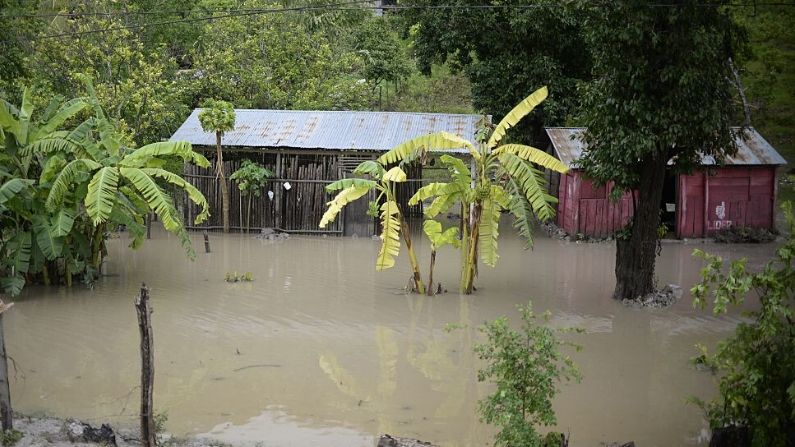 Casas inundadas en el municipio de Melchor de Mencos, departamento de Petén, en la frontera con Belice, a 587 km al noreste de la ciudad de Guatemala, el 4 de agosto de 2016. ( JOHAN ORDONEZ/AFP a través de Getty Images)