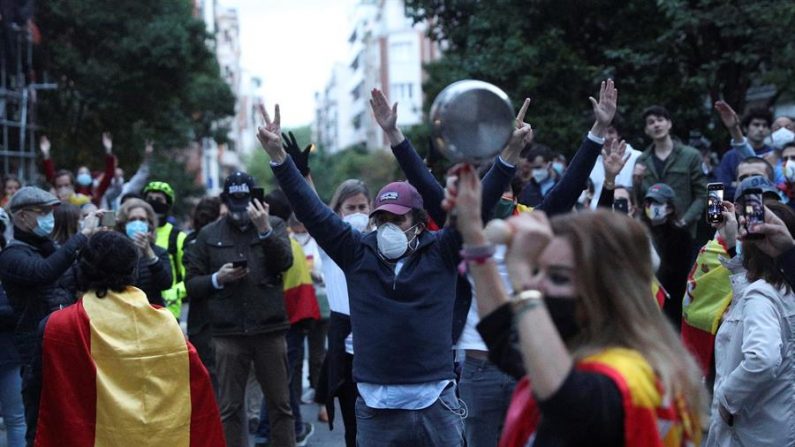 Vecinos del madrileño barrio de Salamanca participan en una protesta contra el Gobierno por su gestión en la crisis del COVID-19, en Madrid (España). EFE/ Rodrigo Jiménez /Archivo