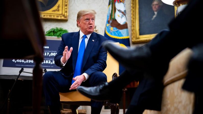 El presidente de los Estados Unidos Donald J. Trump se reúne con el gobernador de Iowa Kim Reynolds en el Despacho Oval, Washington, DC, EE.UU., el 6 de mayo de 2020. EFE/EPA/Doug Mills / POOL
