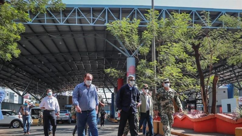 Fotografía cedida por Presidencia Paraguay del presidente Mario Abdo Benítez (c) quien pasea por las instalaciones del Puente de la Amistad, en Ciudad del Este, para supervisar la presencia de militares en la frontera con Brasil, este lunes en Asunción (Paraguay). EFE/Presidencia de la República
