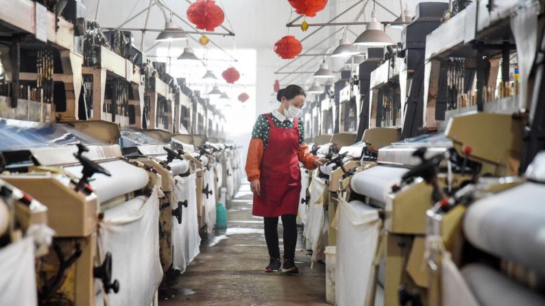 Un empleado trabaja en una fábrica textil en Handan, al norte de la provincia china de Hebei, el 29 de abril de 2020. (STR/AFP a través de Getty Images)