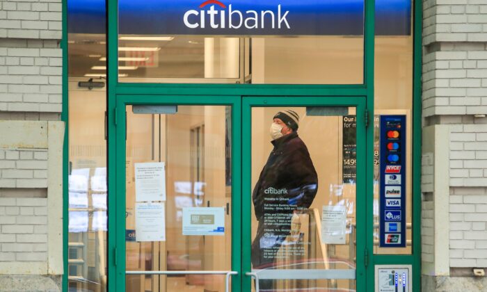 Un hombre en un Citi Bank en la ciudad de Nueva York el 24 de abril de 2020. (Arturo Holmes/Getty Images)